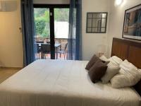 1 dormitorio con 1 cama blanca grande con almohadas en Sète, Villa Clara maison 5 étoiles avec piscine, en Sète