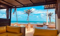 Sunset Beach Taíba Hotel في تايبا: غرفة معيشة مطلة على المحيط