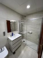 Koupelna v ubytování TORREPEREA- Piso completo