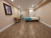 Studio Unit Wifi Roku 4K TV Ensuite Laundry Free Parking - Housity