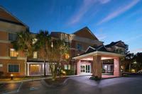 Un gran edificio con un estacionamiento enfrente. en Okatie Hilton Head Hotel, en Bluffton