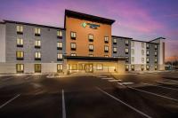 Un estacionamiento vacío frente a un hotel en WoodSpring Suites Portland Vancouver, en Vancouver