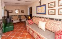 Posezení v ubytování 3 Bedroom Beautiful Home In Antequera