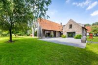 una vista exterior de una casa con un gran patio en Loweide Lodges &amp; Holiday Homes near Bruges, en Oostkamp
