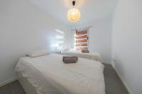 Postel nebo postele na pokoji v ubytování MEDANO4YOU Stellas Penthouse