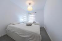 Postel nebo postele na pokoji v ubytování MEDANO4YOU Stellas Penthouse