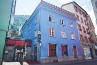 un edificio azul al costado de una calle en VIVA Hostel, en Chur