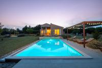 Bazén v ubytování Holiday Home Vila Marten nebo v jeho okolí