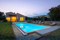 Bazén v ubytování Holiday Home Vila Marten nebo v jeho okolí