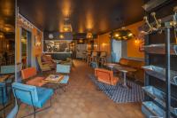 Un restaurante con sillas y mesas de colores en una habitación. en Hôtel du Musée, en Granville