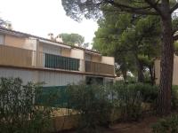 a building with a tree in front of it at CAP D&#39;AGDE studio cabine 6 pers. + terrasse + parking privé + clim (calme) in Cap d&#39;Agde