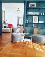ein Wohnzimmer mit einer Couch und einem Tisch in der Unterkunft Villa Agrippa in Orange