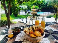 ein Korb mit Brot und Orangensaft auf dem Tisch in der Unterkunft Villa Agrippa in Orange