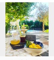 einen Tisch mit einer Schale Orangen und einer Schale Saft in der Unterkunft Villa Agrippa in Orange