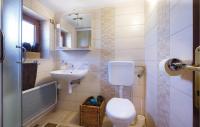 Kúpeľňa v ubytovaní One-Bedroom Holiday Home In Hrnjanec