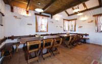 Reštaurácia alebo iné gastronomické zariadenie v ubytovaní One-Bedroom Holiday Home In Hrnjanec