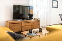 Televízia a/alebo spoločenská miestnosť v ubytovaní Villa Juhuhu