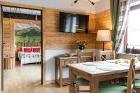 Televízia a/alebo spoločenská miestnosť v ubytovaní Apartament Natura Zakopane