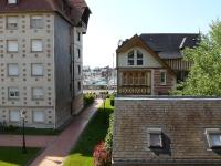 einen Blick über ein Gebäude und eine Straße in der Unterkunft Apartment Castel Guermante by Interhome in Deauville