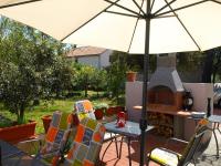 Vonkajšia záhrada v ubytovaní Apartment Mlasina-6 by Interhome
