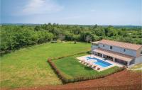 Basen w obiekcie Three-Bedroom Holiday Home In Katun lub w pobliżu