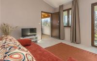 Telewizja i/lub zestaw kina domowego w obiekcie Three-Bedroom Holiday Home In Katun