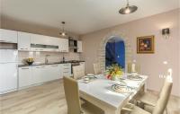 Kuchnia lub aneks kuchenny w obiekcie Three-Bedroom Holiday Home In Katun