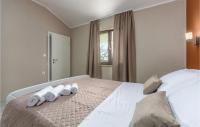 Łóżko lub łóżka w pokoju w obiekcie Three-Bedroom Holiday Home In Katun
