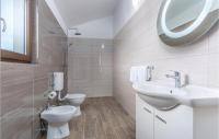 Łazienka w obiekcie Three-Bedroom Holiday Home In Katun