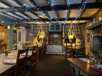 Χώρος καθιστικού στο Crosskeys Inn Guest Rooms in Wye Valley