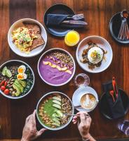 Una mesa de madera con platos de comida encima. en Coco De Mer Boutique Hotel, en Ballito