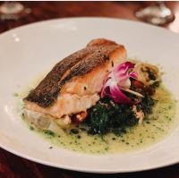 un plato de comida con un pedazo de pescado. en Copper Beech Inn, en Ivoryton