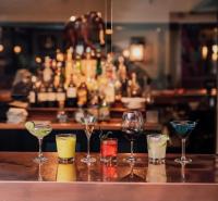 Un grupo de copas de vino colocadas en una barra. en Copper Beech Inn, en Ivoryton