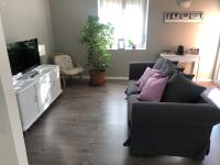 Televízia a/alebo spoločenská miestnosť v ubytovaní LE PETIT BONHEUR