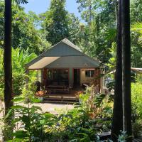 una pequeña casa en medio de un bosque en Forest views, en Diwan