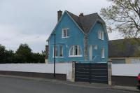 a blue house on the side of a street at spa et charme sur la presqu&#39;île de Crozon proximité plages in Telgruc-sur-Mer