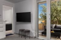 Televízia a/alebo spoločenská miestnosť v ubytovaní One Bedroom Apt with Garden views - Access to Amazing Rooftop Terrace, Free Parking and Gym on premises