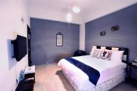 a bedroom with a large bed with a blue wall at Locking B&amp;B台東民宿 in Taitung City