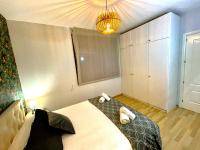 Postel nebo postele na pokoji v ubytování SeaHomes Vacations, FENALS BEACH&CHIC, pk, top apartment full equipped
