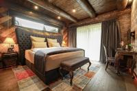 Un dormitorio con una cama grande y una ventana. en Timberjacks Siegen Motel, en Siegen