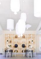 Un comedor con candelabros blancos y una mesa y sillas. en Colle San Mauro, en Caltagirone