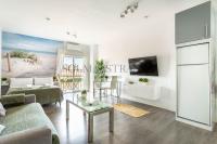 Televízia a/alebo spoločenská miestnosť v ubytovaní Atarazanas Apartment by Sol Maestranza