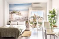Posteľ alebo postele v izbe v ubytovaní Atarazanas Apartment by Sol Maestranza