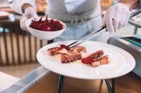 メストレにあるノボテル ベネチア メストレの皿を持つ者