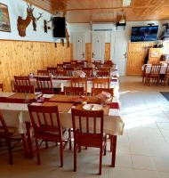 モーラハロムにあるCsodarét Kúriaの長いテーブルと椅子のあるダイニングルーム