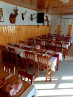 モーラハロムにあるCsodarét Kúriaのダイニングルーム(テーブル、椅子、テレビ付)