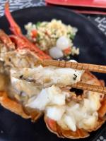 Un plato de comida con mariscos y palillos encima. en Palmeira Da Cruz EcoLodge, en Chã da Igreja