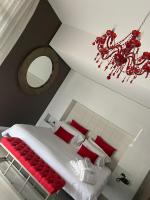 A bed or beds in a room at Gran Paradiso Hotel Spa