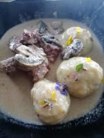 L'ânon d'Andon في Andon: كمية من الطعام على طبق في مقلاة