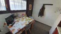 Televízia a/alebo spoločenská miestnosť v ubytovaní Appartamento condominio Ametista - La Thuile